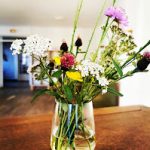 fleurs des champs, decoration soignée, champêtre, colorées